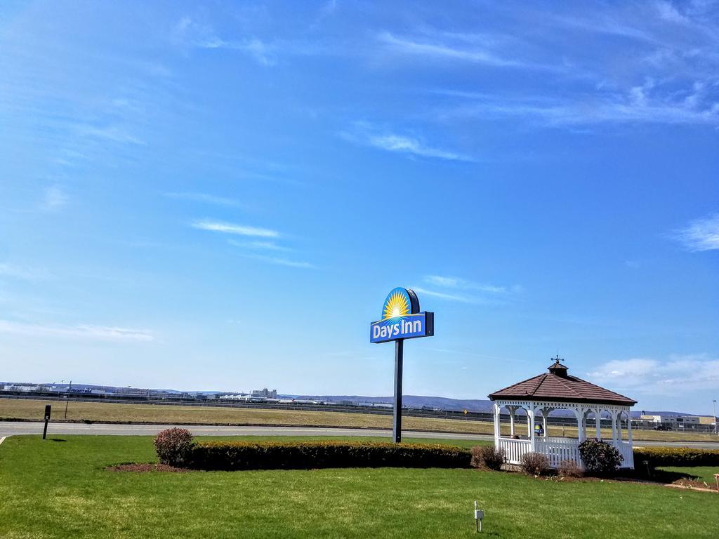 Days Inn By Wyndham Windsor Locks / Bradley Intl Airport Zewnętrze zdjęcie