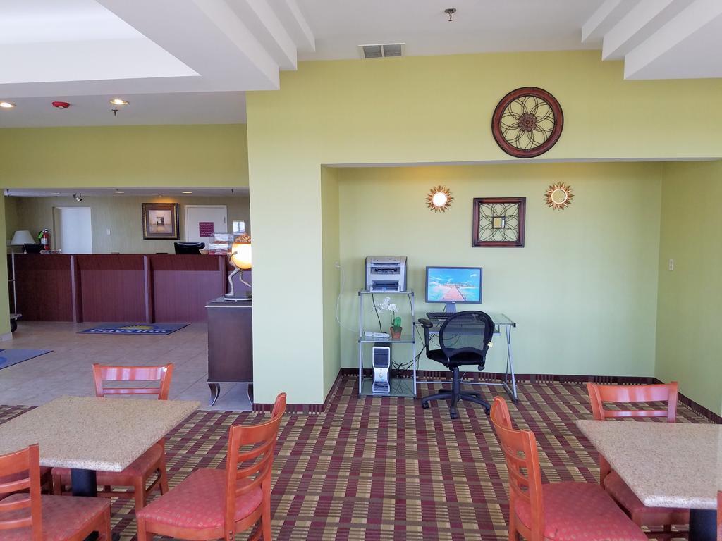 Days Inn By Wyndham Windsor Locks / Bradley Intl Airport Zewnętrze zdjęcie