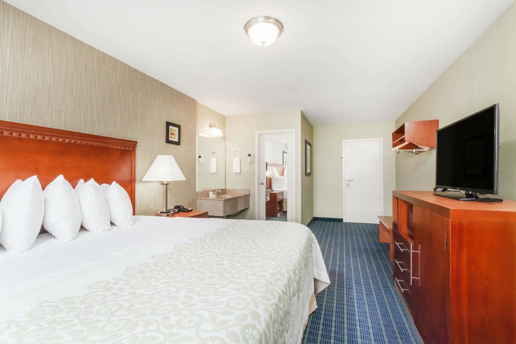 Days Inn By Wyndham Windsor Locks / Bradley Intl Airport Zewnętrze zdjęcie